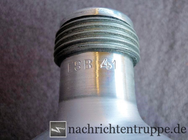 Typische Herstellercodierung am Flaschenhals einer Labeflasche Typische Herstellercodierung am Flaschenhals einer Labeflasche